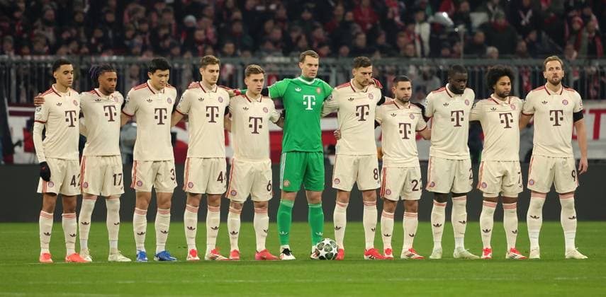 18.02.2025, Champions League, FC Bayern Muenchen vs Celtic Glasgow, Allianz Arena Muenchen,Fussball, im Bild: Schweigminute mit Jamal Musiala (FC Bayern Muenchen), Michael Olise (FC Bayern Muenchen), Min-Jae Kim (FC Bayern Muenchen), Josip Stanisic (FC Bayern Muenchen), Joshua Kimmich (FC Bayern Muenchen), Manuel Neuer (FC Bayern Muenchen), Leon Goretzka (FC Bayern Muenchen), Raphael Guerreiro (FC Bayern Muenchen), Dayot Upamecano (FC Bayern Muenchen), Serge Gnabry (FC Bayern Muenchen), Harry Kane (FC Bayern Muenchen)