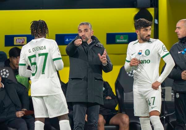 Rui Borges (Sporting CP Lissabon, Headcoach, Coach, Trainer) redet mit seinen Spielern Ricardo Esgaio (Sporting CP Lissabon, 47) und Geovany Quenda (Sporting CP Lissabon, 57) Borussia Dortmund vs. Sporting CP Lissabon, Fussball, UEFA Champions League, Play Offs, Rückspiel, Saison 2024 2025, 19.02.2025 DFL regulations prohibit any use of photographs as image sequences and or quasi-video. Copyright: HMBxMedia xMarcoxBader