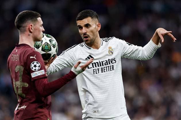 Phil Foden of Manchester City (L) and Jesus Vallejo of Real Madrid (R) Real Madrid v Manchester City, UEFA Champions League, Knockout Round Play-offs, Second Leg, Football, Santiago BernaboÆ?Ã?Æ?o Ã? u, Madrid, Spain - 19 Feb 2025 EDITORIAL USE ONLY No use with unauthorised audio, video, data, fixture lists, club league logos or live services. Online in-match use limited to 120 images, no video emulation. No use in betting, games or single club league player publications. Copyright: xRubenxAlbarran Shutterstockx 15137179aw