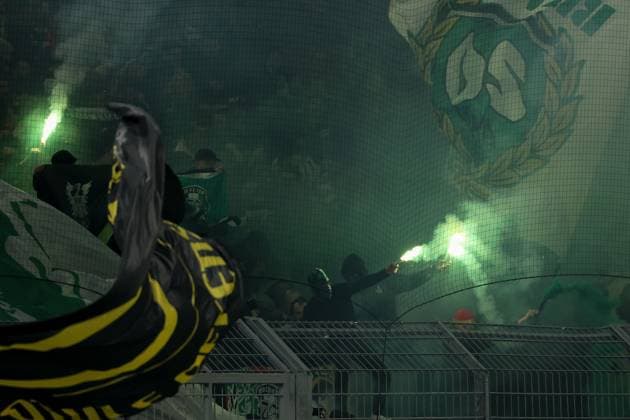 Dortmund on February 19, 2025 Uefa Champions League Knockout phase play-offs, 2st leg Borussia Dortmund - Sporting Clube de Portugal v.l., Sporting Clube de Portugal Pyrotechnik, Pyro, Rauch, Feuer, Randale, Bengalos, Rauchbomben, pirotecnica, fumo, fuoco, Wunderkerzen Fans,Stimmung, Schals, Trikots, Emotionen Copyright: JoaquimxFerreira
