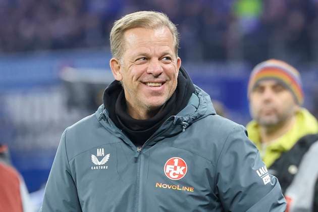 Trainer Markus Anfang (1. FC Kaiserslautern) lacht, 2. Bundesliga, Hamburger SV vs 1. FC Kaiserslautern, Volksparkstadion am 21. February 2025 in Hamburg, Deutschland. (Foto von Marco Steinbrenner DeFodi Images) Trainer Markus Anfang (1. FC Kaiserslautern) smiles, 2. Bundesliga, Hamburger SV vs 1. FC Kaiserslautern, Volksparkstadion, February 21, 2025 in Hamburg, Germany. (Photo by Marco Steinbrenner DeFodi Images) DFB DFL REGULATIONS PROHIBIT ANY USE OF PHOTOGRAPHS AS IMAGE SEQUENCES AND OR QUASI-VIDEO.