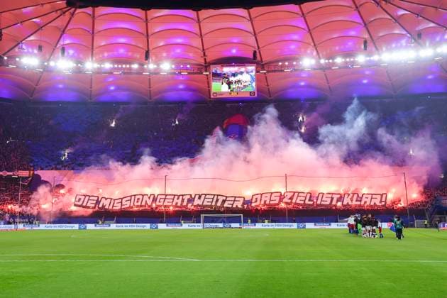 Die Fans des Hamburger SV zeigen eine Choreographie, 2. Bundesliga, Hamburger SV vs 1. FC Kaiserslautern, Volksparkstadion am 21. February 2025 in Hamburg, Deutschland. (Foto von Marco Steinbrenner DeFodi Images) The fans of Hamburger SV show a choreography, 2. Bundesliga, Hamburger SV vs 1. FC Kaiserslautern, Volksparkstadion, February 21, 2025 in Hamburg, Germany. (Photo by Marco Steinbrenner DeFodi Images) DFB DFL REGULATIONS PROHIBIT ANY USE OF PHOTOGRAPHS AS IMAGE SEQUENCES AND OR QUASI-VIDEO.