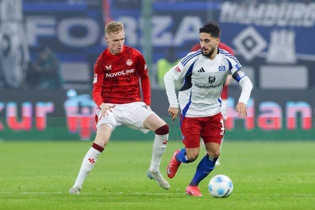 Tim Breithaupt (1. FC Kaiserslautern) und Ludovit Reis (Hamburger SV) kaempfen um den Ball, 2. Bundesliga, Hamburger SV vs 1. FC Kaiserslautern, Volksparkstadion am 21. February 2025 in Hamburg, Deutschland. (Foto von Marco Steinbrenner DeFodi Images) Tim Breithaupt (1. FC Kaiserslautern) und Ludovit Reis (Hamburger SV) battle for the ball, 2. Bundesliga, Hamburger SV vs 1. FC Kaiserslautern, Volksparkstadion, February 21, 2025 in Hamburg, Germany. (Photo by Marco Steinbrenner DeFodi Images) DFB DFL REGULATIONS PROHIBIT ANY USE OF PHOTOGRAPHS AS IMAGE SEQUENCES AND OR QUASI-VIDEO.