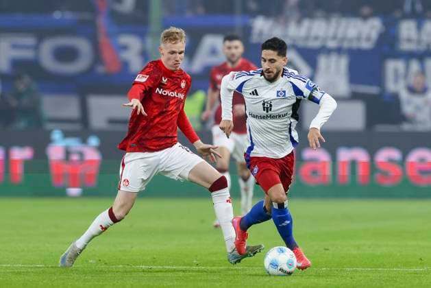 Sport Bilder des Tages Tim Breithaupt (1. FC Kaiserslautern) und Ludovit Reis (Hamburger SV) kaempfen um den Ball, 2. Bundesliga, Hamburger SV vs 1. FC Kaiserslautern, Volksparkstadion am 21. February 2025 in Hamburg, Deutschland. (Foto von Marco Steinbrenner DeFodi Images) Tim Breithaupt (1. FC Kaiserslautern) und Ludovit Reis (Hamburger SV) battle for the ball, 2. Bundesliga, Hamburger SV vs 1. FC Kaiserslautern, Volksparkstadion, February 21, 2025 in Hamburg, Germany. (Photo by Marco Steinbrenner DeFodi Images) DFB DFL REGULATIONS PROHIBIT ANY USE OF PHOTOGRAPHS AS IMAGE SEQUENCES AND OR QUASI-VIDEO.