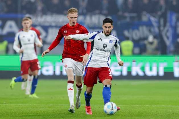 Tim Breithaupt (1. FC Kaiserslautern) und Ludovit Reis (Hamburger SV) kaempfen um den Ball, 2. Bundesliga, Hamburger SV vs 1. FC Kaiserslautern, Volksparkstadion am 21. February 2025 in Hamburg, Deutschland. (Foto von Marco Steinbrenner DeFodi Images) Tim Breithaupt (1. FC Kaiserslautern) und Ludovit Reis (Hamburger SV) battle for the ball, 2. Bundesliga, Hamburger SV vs 1. FC Kaiserslautern, Volksparkstadion, February 21, 2025 in Hamburg, Germany. (Photo by Marco Steinbrenner DeFodi Images) DFB DFL REGULATIONS PROHIBIT ANY USE OF PHOTOGRAPHS AS IMAGE SEQUENCES AND OR QUASI-VIDEO.