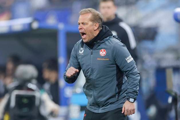 Trainer Markus Anfang (1. FC Kaiserslautern) gestikuliert, 2. Bundesliga, Hamburger SV vs 1. FC Kaiserslautern, Volksparkstadion am 21. February 2025 in Hamburg, Deutschland. (Foto von Marco Steinbrenner DeFodi Images) Trainer Markus Anfang (1. FC Kaiserslautern) gestures, 2. Bundesliga, Hamburger SV vs 1. FC Kaiserslautern, Volksparkstadion, February 21, 2025 in Hamburg, Germany. (Photo by Marco Steinbrenner DeFodi Images) DFB DFL REGULATIONS PROHIBIT ANY USE OF PHOTOGRAPHS AS IMAGE SEQUENCES AND OR QUASI-VIDEO.