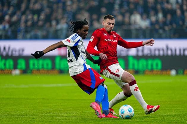 Torschuss Torchance Adedire Mebude (Hamburger SV, 16) GER, Hamburger SV vs. 1. FC Kaiserslautern, Fussball, 2. Bundesliga, Spieltag 23, Saison 2024 2025, 21.02.2025 DFL REGULATIONS PROHIBIT ANY USE OF PHOTOGRAPHS AS IMAGE SEQUENCES AND OR QUASI-VIDEO GER, Hamburger SV vs. 1. FC Kaiserslautern, Fussball, 2. Bundesliga, Spieltag 23, Saison 2024 2025, 21.02.2025 Hamburg