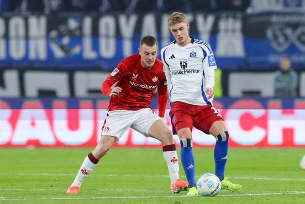Filip Kaloc (1. FC Kaiserslautern) und Adam Karabec (Hamburger SV) kaempfen um den Ball, 2. Bundesliga, Hamburger SV vs 1. FC Kaiserslautern, Volksparkstadion am 21. February 2025 in Hamburg, Deutschland. (Foto von Marco Steinbrenner DeFodi Images) Filip Kaloc (1. FC Kaiserslautern) und Adam Karabec (Hamburger SV) battle for the ball, 2. Bundesliga, Hamburger SV vs 1. FC Kaiserslautern, Volksparkstadion, February 21, 2025 in Hamburg, Germany. (Photo by Marco Steinbrenner DeFodi Images) DFB DFL REGULATIONS PROHIBIT ANY USE OF PHOTOGRAPHS AS IMAGE SEQUENCES AND OR QUASI-VIDEO.