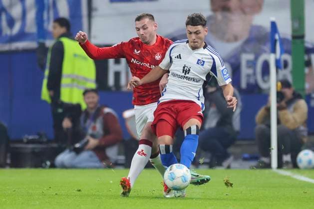 Luca Sirch (1. FC Kaiserslautern) und William Mikelbrencis (Hamburger SV) kaempfen um den Ball, 2. Bundesliga, Hamburger SV vs 1. FC Kaiserslautern, Volksparkstadion am 21. February 2025 in Hamburg, Deutschland. (Foto von Marco Steinbrenner DeFodi Images) Luca Sirch (1. FC Kaiserslautern) und William Mikelbrencis (Hamburger SV) battle for the ball, 2. Bundesliga, Hamburger SV vs 1. FC Kaiserslautern, Volksparkstadion, February 21, 2025 in Hamburg, Germany. (Photo by Marco Steinbrenner DeFodi Images) DFB DFL REGULATIONS PROHIBIT ANY USE OF PHOTOGRAPHS AS IMAGE SEQUENCES AND OR QUASI-VIDEO.