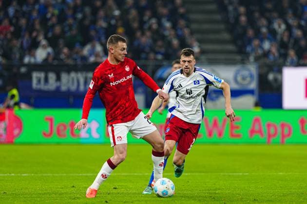Filip Kaloc (1. FC Kaiserslautern, 26), Jonas Meffert (Hamburger SV, 23) GER, Hamburger SV vs. 1. FC Kaiserslautern, Fussball, 2. Bundesliga, Spieltag 23, Saison 2024 2025, 21.02.2025 DFL REGULATIONS PROHIBIT ANY USE OF PHOTOGRAPHS AS IMAGE SEQUENCES AND OR QUASI-VIDEO GER, Hamburger SV vs. 1. FC Kaiserslautern, Fussball, 2. Bundesliga, Spieltag 23, Saison 2024 2025, 21.02.2025 Hamburg
