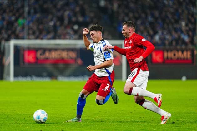 William Mikelbrencis (Hamburger SV, 02), Luca Sirch (1. FC Kaiserslautern, 31) GER, Hamburger SV vs. 1. FC Kaiserslautern, Fussball, 2. Bundesliga, Spieltag 23, Saison 2024 2025, 21.02.2025 DFL REGULATIONS PROHIBIT ANY USE OF PHOTOGRAPHS AS IMAGE SEQUENCES AND OR QUASI-VIDEO GER, Hamburger SV vs. 1. FC Kaiserslautern, Fussball, 2. Bundesliga, Spieltag 23, Saison 2024 2025, 21.02.2025 Hamburg