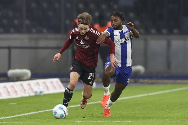 21.02.2025, xtgx, Fussball - 2.Bundesliga, Hertha BSC Berlin - 1.FC Nuernberg emspor, v.l. Caspar Jander (Nuernberg, 20), Deyovaisio Zeefuik (Hertha, 42) Zweikampf, Duell, Kampf, tackle (DFL DFB REGULATIONS PROHIBIT ANY USE OF PHOTOGRAPHS as IMAGE SEQUENCES and or QUASI-VIDEO) Berlin