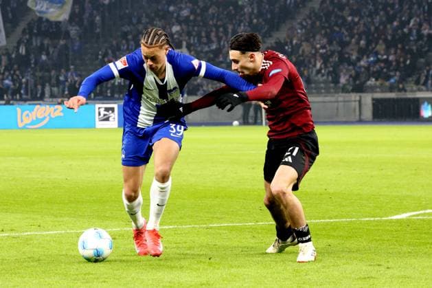 DEU, DFL, 2. FBL, Hertha BSC vs. 1.FC Nuernberg, 21.02.2025, Berliner Olympiastadion, Berlin, DEU, DFL, 2. FBL, Hertha BSC vs. 1.FC Nuernberg, im Bild Derry Scherhant (Hertha BSC Berlin 39), Yilmaz, Berkay (1.FC Nuernberg 21) DFL - regulations prohibit any use of Photographs as image sequences and or quasi-video Foto: Juergen Engler nordphoto GmbH