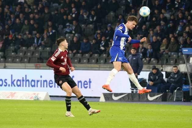 DEU, DFL, 2. FBL, Hertha BSC vs. 1.FC Nuernberg, 21.02.2025, Berliner Olympiastadion, Berlin, DEU, DFL, 2. FBL, Hertha BSC vs. 1.FC Nuernberg, im Bild Linus Gechter (Hertha BSC Berlin 44), Tzimas, Stefanos (1.FC Nuernberg 9) DFL - regulations prohibit any use of Photographs as image sequences and or quasi-video Foto: Juergen Engler nordphoto GmbH