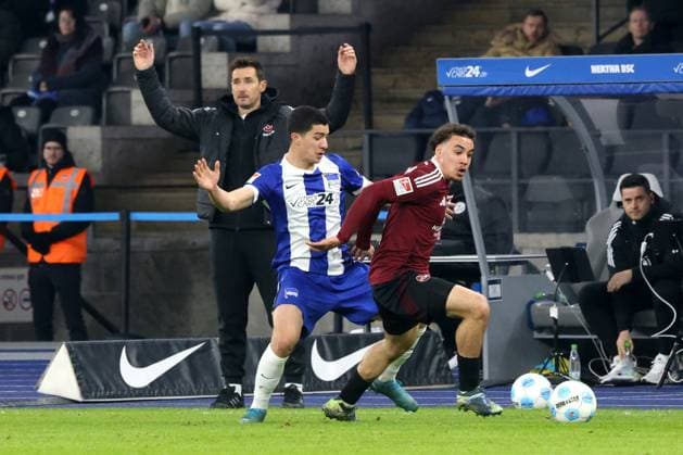 DEU, DFL, 2. FBL, Hertha BSC vs. 1.FC Nuernberg, 21.02.2025, Berliner Olympiastadion, Berlin, DEU, DFL, 2. FBL, Hertha BSC vs. 1.FC Nuernberg, im Bild Ibrahim Maza (Hertha BSC Berlin 10), Cheftrainer Miroslav Klose (1.FC Nuernberg), Lubach, Rafael (1.FC Nuernberg 18) DFL - regulations prohibit any use of Photographs as image sequences and or quasi-video Foto: Juergen Engler nordphoto GmbH
