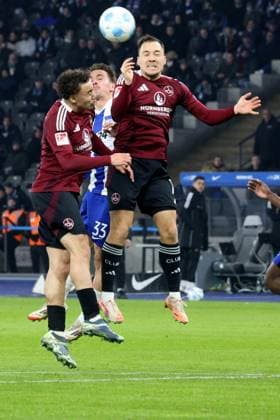 DEU, DFL, 2. FBL, Hertha BSC vs. 1.FC Nuernberg, 21.02.2025, Berliner Olympiastadion, Berlin, DEU, DFL, 2. FBL, Hertha BSC vs. 1.FC Nuernberg, im Bild Michal Karbownik (Hertha BSC Berlin 33), Lubach, Rafael (1.FC Nuernberg 18), Justvan, Julian (1.FC Nuernberg 10) DFL - regulations prohibit any use of Photographs as image sequences and or quasi-video Foto: Juergen Engler nordphoto GmbH