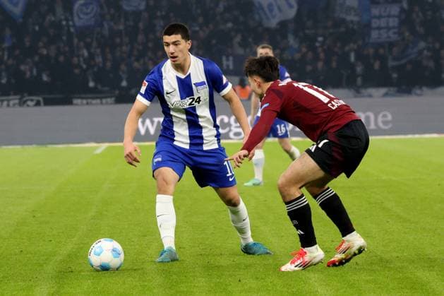 DEU, DFL, 2. FBL, Hertha BSC vs. 1.FC Nuernberg, 21.02.2025, Berliner Olympiastadion, Berlin, DEU, DFL, 2. FBL, Hertha BSC vs. 1.FC Nuernberg, im Bild Ibrahim Maza (Hertha BSC Berlin 10), Castrop, Jens (1.FC Nuernberg 17) DFL - regulations prohibit any use of Photographs as image sequences and or quasi-video Foto: Juergen Engler nordphoto GmbH