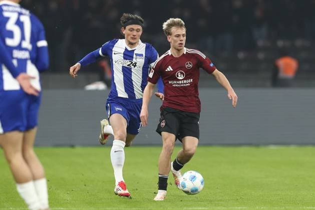21.02.2025, xtgx, Fussball - 2.Bundesliga, Hertha BSC Berlin - 1.FC Nuernberg emspor, v.l. Fabian Reese (Hertha, 11), Tim Janisch (Nuernberg, 32) Zweikampf, Duell, Kampf, tackle (DFL DFB REGULATIONS PROHIBIT ANY USE OF PHOTOGRAPHS as IMAGE SEQUENCES and or QUASI-VIDEO) Berlin
