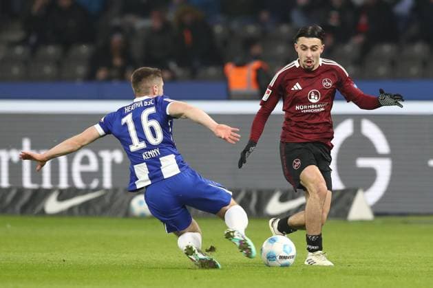 21.02.2025, xtgx, Fussball - 2.Bundesliga, Hertha BSC Berlin - 1.FC Nuernberg emspor, v.l. Jonjoe Kenny (Hertha, 16), Berkay Yilmaz (Nuernberg, 21) Zweikampf, Duell, Kampf, tackle (DFL DFB REGULATIONS PROHIBIT ANY USE OF PHOTOGRAPHS as IMAGE SEQUENCES and or QUASI-VIDEO) Berlin