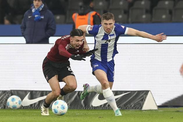 21.02.2025, xtgx, Fussball - 2.Bundesliga, Hertha BSC Berlin - 1.FC Nuernberg emspor, v.l. Berkay Yilmaz (Nuernberg, 21), Jonjoe Kenny (Hertha, 16) Zweikampf, Duell, Kampf, tackle (DFL DFB REGULATIONS PROHIBIT ANY USE OF PHOTOGRAPHS as IMAGE SEQUENCES and or QUASI-VIDEO) Berlin