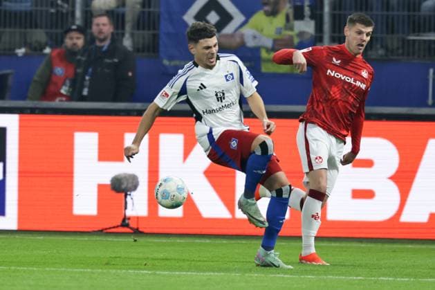 GER,Hamburg, HSV , 2. Bundesliga , Fussball, DFB, Hamburger SV vs 1. FC Kaiserslautern , im Hamburger Volksparkstadion , 21.02.2025 , v.l. Daniel Elfadli (Hamburger SV , 8 ) DFL regulations prohibit any use of photographs as image sequences and or quasi-video.