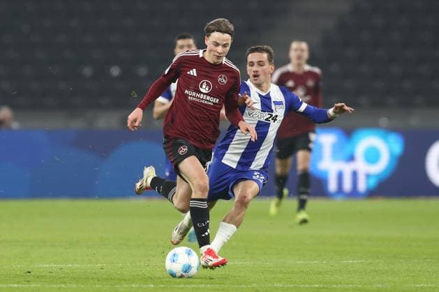21.02.2025, xtgx, Fussball - 2.Bundesliga, Hertha BSC Berlin - 1.FC Nuernberg emspor, v.l. Caspar Jander (Nuernberg, 20), Michal Karbownik (Hertha, 33) Zweikampf, Duell, Kampf, tackle (DFL DFB REGULATIONS PROHIBIT ANY USE OF PHOTOGRAPHS as IMAGE SEQUENCES and or QUASI-VIDEO) Berlin