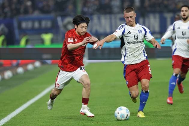 GER,Hamburg, HSV , 2. Bundesliga , Fussball, DFB, Hamburger SV vs 1. FC Kaiserslautern , im Hamburger Volksparkstadion , 21.02.2025 , v.l. Daisuke Yokota ( 1. FC Kaiserslautern , 41 ) im Zweikampf mit William Mikelbrencis (Hamburger SV , 2 ) DFL regulations prohibit any use of photographs as image sequences and or quasi-video.