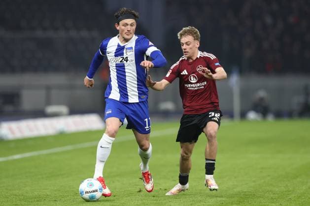 21.02.2025, xtgx, Fussball - 2.Bundesliga, Hertha BSC Berlin - 1.FC Nuernberg emspor, v.l. Fabian Reese (Hertha, 11), Tim Janisch (Nuernberg, 32) Zweikampf, Duell, Kampf, tackle (DFL DFB REGULATIONS PROHIBIT ANY USE OF PHOTOGRAPHS as IMAGE SEQUENCES and or QUASI-VIDEO) Berlin
