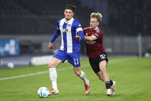 21.02.2025, xtgx, Fussball - 2.Bundesliga, Hertha BSC Berlin - 1.FC Nuernberg emspor, v.l. Fabian Reese (Hertha, 11), Tim Janisch (Nuernberg, 32) Zweikampf, Duell, Kampf, tackle (DFL DFB REGULATIONS PROHIBIT ANY USE OF PHOTOGRAPHS as IMAGE SEQUENCES and or QUASI-VIDEO) Berlin