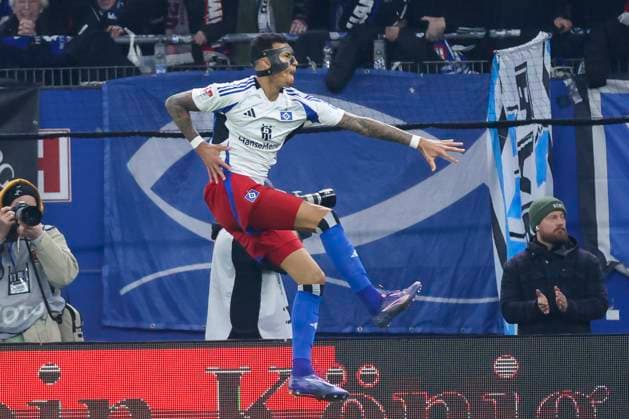 Davie Selke (Hamburger SV) bejubelt seinen Treffer zum 1:0, 2. Bundesliga, Hamburger SV vs 1. FC Kaiserslautern, Volksparkstadion am 21. February 2025 in Hamburg, Deutschland. (Foto von Marco Steinbrenner DeFodi Images) Davie Selke (Hamburger SV) celebrates after scoring his teams first goal, 2. Bundesliga, Hamburger SV vs 1. FC Kaiserslautern, Volksparkstadion, February 21, 2025 in Hamburg, Germany. (Photo by Marco Steinbrenner DeFodi Images) DFB DFL REGULATIONS PROHIBIT ANY USE OF PHOTOGRAPHS AS IMAGE SEQUENCES AND OR QUASI-VIDEO.