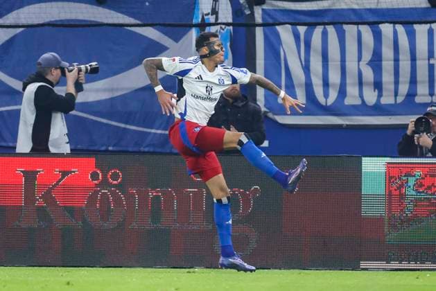 Davie Selke (Hamburger SV) bejubelt seinen Treffer zum 1:0, 2. Bundesliga, Hamburger SV vs 1. FC Kaiserslautern, Volksparkstadion am 21. February 2025 in Hamburg, Deutschland. (Foto von Marco Steinbrenner DeFodi Images) Davie Selke (Hamburger SV) celebrates after scoring his teams first goal, 2. Bundesliga, Hamburger SV vs 1. FC Kaiserslautern, Volksparkstadion, February 21, 2025 in Hamburg, Germany. (Photo by Marco Steinbrenner DeFodi Images) DFB DFL REGULATIONS PROHIBIT ANY USE OF PHOTOGRAPHS AS IMAGE SEQUENCES AND OR QUASI-VIDEO.