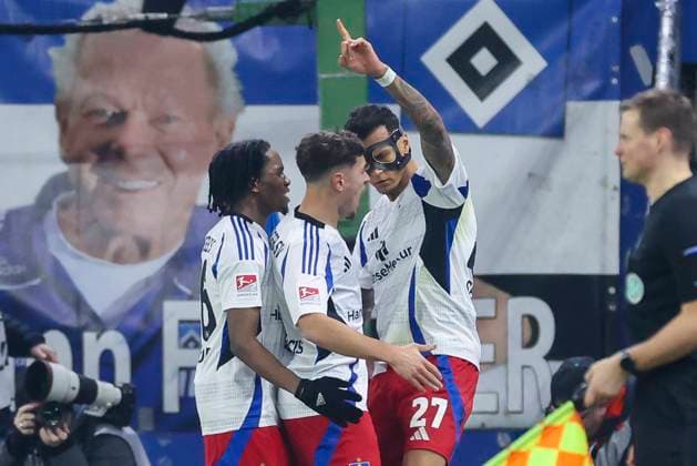 Davie Selke (Hamburger SV) bejubelt seinen Treffer mit den Teamkollegen, 2. Bundesliga, Hamburger SV vs 1. FC Kaiserslautern, Volksparkstadion am 21. February 2025 in Hamburg, Deutschland. (Foto von Marco Steinbrenner DeFodi Images) Davie Selke (Hamburger SV) celebrates his goal with teammates, 2. Bundesliga, Hamburger SV vs 1. FC Kaiserslautern, Volksparkstadion, February 21, 2025 in Hamburg, Germany. (Photo by Marco Steinbrenner DeFodi Images) DFB DFL REGULATIONS PROHIBIT ANY USE OF PHOTOGRAPHS AS IMAGE SEQUENCES AND OR QUASI-VIDEO.