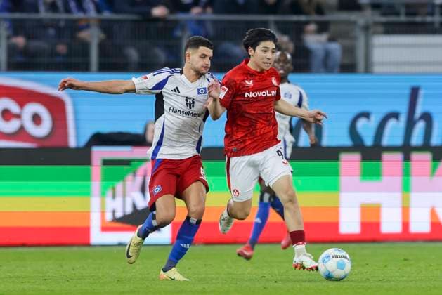 Daniel Elfadli (Hamburger SV) und Daisuke Yokota (1. FC Kaiserslautern) kaempfen um den Ball, 2. Bundesliga, Hamburger SV vs 1. FC Kaiserslautern, Volksparkstadion am 21. February 2025 in Hamburg, Deutschland. (Foto von Marco Steinbrenner DeFodi Images) Daniel Elfadli (Hamburger SV) und Daisuke Yokota (1. FC Kaiserslautern) battle for the ball, 2. Bundesliga, Hamburger SV vs 1. FC Kaiserslautern, Volksparkstadion, February 21, 2025 in Hamburg, Germany. (Photo by Marco Steinbrenner DeFodi Images) DFB DFL REGULATIONS PROHIBIT ANY USE OF PHOTOGRAPHS AS IMAGE SEQUENCES AND OR QUASI-VIDEO.