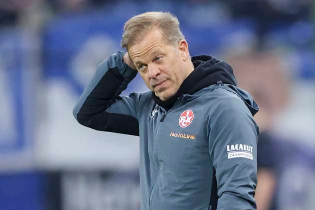 Trainer Markus Anfang (1. FC Kaiserslautern) schaut enttaeuscht, 2. Bundesliga, Hamburger SV vs 1. FC Kaiserslautern, Volksparkstadion am 21. February 2025 in Hamburg, Deutschland. (Foto von Marco Steinbrenner DeFodi Images) Trainer Markus Anfang (1. FC Kaiserslautern) looks dejected, 2. Bundesliga, Hamburger SV vs 1. FC Kaiserslautern, Volksparkstadion, February 21, 2025 in Hamburg, Germany. (Photo by Marco Steinbrenner DeFodi Images) DFB DFL REGULATIONS PROHIBIT ANY USE OF PHOTOGRAPHS AS IMAGE SEQUENCES AND OR QUASI-VIDEO.
