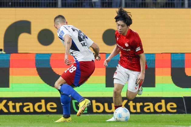 Miro Muheim (Hamburger SV) und Daisuke Yokota (1. FC Kaiserslautern) kaempfen um den Ball, 2. Bundesliga, Hamburger SV vs 1. FC Kaiserslautern, Volksparkstadion am 21. February 2025 in Hamburg, Deutschland. (Foto von Marco Steinbrenner DeFodi Images) Miro Muheim (Hamburger SV) und Daisuke Yokota (1. FC Kaiserslautern) battle for the ball, 2. Bundesliga, Hamburger SV vs 1. FC Kaiserslautern, Volksparkstadion, February 21, 2025 in Hamburg, Germany. (Photo by Marco Steinbrenner DeFodi Images) DFB DFL REGULATIONS PROHIBIT ANY USE OF PHOTOGRAPHS AS IMAGE SEQUENCES AND OR QUASI-VIDEO.