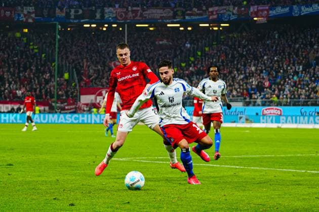 Filip Kaloc (1. FC Kaiserslautern, 26), Ludovit Reis (Hamburger SV, 14) GER, Hamburger SV vs. 1. FC Kaiserslautern, Fussball, 2. Bundesliga, Spieltag 23, Saison 2024 2025, 21.02.2025 DFL REGULATIONS PROHIBIT ANY USE OF PHOTOGRAPHS AS IMAGE SEQUENCES AND OR QUASI-VIDEO GER, Hamburger SV vs. 1. FC Kaiserslautern, Fussball, 2. Bundesliga, Spieltag 23, Saison 2024 2025, 21.02.2025 Hamburg