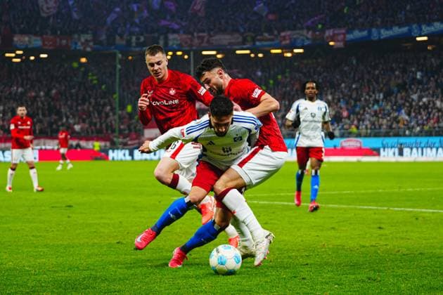 Filip Kaloc (1. FC Kaiserslautern, 26), Ludovit Reis (Hamburger SV, 14), Maximilian Bauer (1. FC Kaiserslautern, 05) GER, Hamburger SV vs. 1. FC Kaiserslautern, Fussball, 2. Bundesliga, Spieltag 23, Saison 2024 2025, 21.02.2025 DFL REGULATIONS PROHIBIT ANY USE OF PHOTOGRAPHS AS IMAGE SEQUENCES AND OR QUASI-VIDEO GER, Hamburger SV vs. 1. FC Kaiserslautern, Fussball, 2. Bundesliga, Spieltag 23, Saison 2024 2025, 21.02.2025 Hamburg