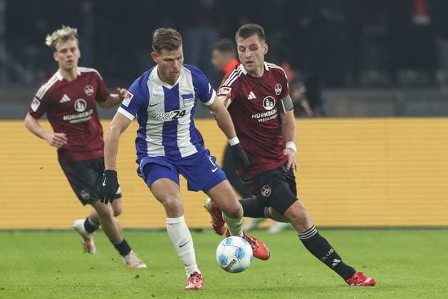 21.02.2025, xtgx, Fussball - 2.Bundesliga, Hertha BSC Berlin - 1.FC Nuernberg emspor, v.l. Florian Niederlechner (Hertha, 7), Robin Knoche (Nuernberg, 31) Zweikampf, Duell, Kampf, tackle (DFL DFB REGULATIONS PROHIBIT ANY USE OF PHOTOGRAPHS as IMAGE SEQUENCES and or QUASI-VIDEO) Berlin