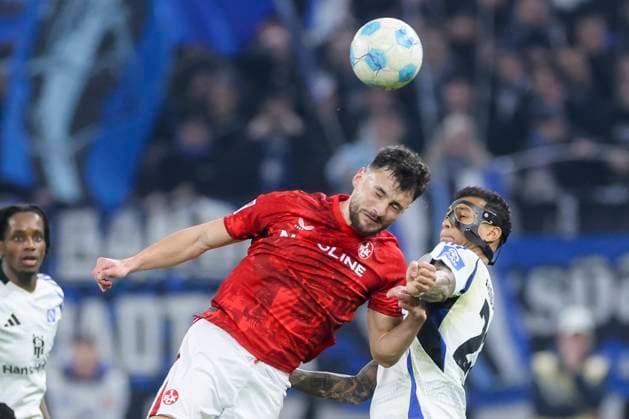 Maximilian Bauer (1. FC Kaiserslautern) und Davie Selke (Hamburger SV) kaempfen um den Ball, 2. Bundesliga, Hamburger SV vs 1. FC Kaiserslautern, Volksparkstadion am 21. February 2025 in Hamburg, Deutschland. (Foto von Marco Steinbrenner DeFodi Images) Maximilian Bauer (1. FC Kaiserslautern) und Davie Selke (Hamburger SV) battle for the ball, 2. Bundesliga, Hamburger SV vs 1. FC Kaiserslautern, Volksparkstadion, February 21, 2025 in Hamburg, Germany. (Photo by Marco Steinbrenner DeFodi Images) DFB DFL REGULATIONS PROHIBIT ANY USE OF PHOTOGRAPHS AS IMAGE SEQUENCES AND OR QUASI-VIDEO.