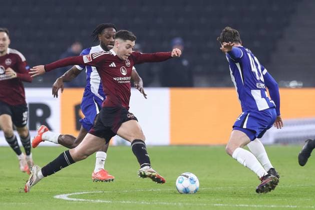 21.02.2025, xtgx, Fussball - 2.Bundesliga, Hertha BSC Berlin - 1.FC Nuernberg emspor, v.l. Julian Justvan (Nuernberg, 10), Pascal Klemens (Hertha, 41) Zweikampf, Duell, Kampf, tackle (DFL DFB REGULATIONS PROHIBIT ANY USE OF PHOTOGRAPHS as IMAGE SEQUENCES and or QUASI-VIDEO) Berlin