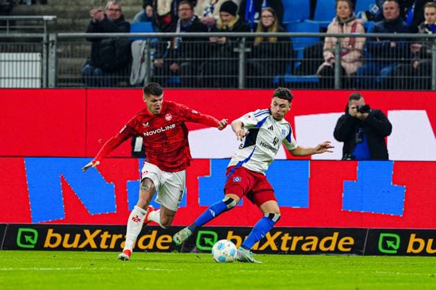Erik Wekesser (1. FC Kaiserslautern, 13), William Mikelbrencis (Hamburger SV, 02) GER, Hamburger SV vs. 1. FC Kaiserslautern, Fussball, 2. Bundesliga, Spieltag 23, Saison 2024 2025, 21.02.2025 DFL REGULATIONS PROHIBIT ANY USE OF PHOTOGRAPHS AS IMAGE SEQUENCES AND OR QUASI-VIDEO GER, Hamburger SV vs. 1. FC Kaiserslautern, Fussball, 2. Bundesliga, Spieltag 23, Saison 2024 2025, 21.02.2025 Hamburg
