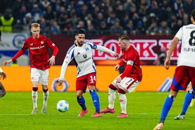 Ludovit Reis (Hamburger SV, 14), Marlon Ritter (1. FC Kaiserslautern, 07) GER, Hamburger SV vs. 1. FC Kaiserslautern, Fussball, 2. Bundesliga, Spieltag 23, Saison 2024 2025, 21.02.2025 DFL REGULATIONS PROHIBIT ANY USE OF PHOTOGRAPHS AS IMAGE SEQUENCES AND OR QUASI-VIDEO GER, Hamburger SV vs. 1. FC Kaiserslautern, Fussball, 2. Bundesliga, Spieltag 23, Saison 2024 2025, 21.02.2025 Hamburg