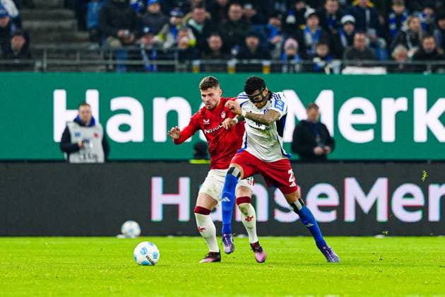 Jan Elvedi (1. FC Kaiserslautern, 33), Davie Selke (Hamburger SV, 27) GER, Hamburger SV vs. 1. FC Kaiserslautern, Fussball, 2. Bundesliga, Spieltag 23, Saison 2024 2025, 21.02.2025 DFL REGULATIONS PROHIBIT ANY USE OF PHOTOGRAPHS AS IMAGE SEQUENCES AND OR QUASI-VIDEO GER, Hamburger SV vs. 1. FC Kaiserslautern, Fussball, 2. Bundesliga, Spieltag 23, Saison 2024 2025, 21.02.2025 Hamburg