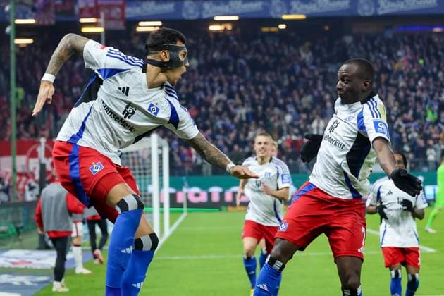 Davie Selke (Hamburger SV) und Jean-Luc Dompe (Hamburger SV) jubeln, 2. Bundesliga, Hamburger SV vs 1. FC Kaiserslautern, Volksparkstadion am 21. February 2025 in Hamburg, Deutschland. (Foto von Marco Steinbrenner DeFodi Images) Davie Selke (Hamburger SV) und Jean-Luc Dompe (Hamburger SV) cheer, 2. Bundesliga, Hamburger SV vs 1. FC Kaiserslautern, Volksparkstadion, February 21, 2025 in Hamburg, Germany. (Photo by Marco Steinbrenner DeFodi Images) DFB DFL REGULATIONS PROHIBIT ANY USE OF PHOTOGRAPHS AS IMAGE SEQUENCES AND OR QUASI-VIDEO.