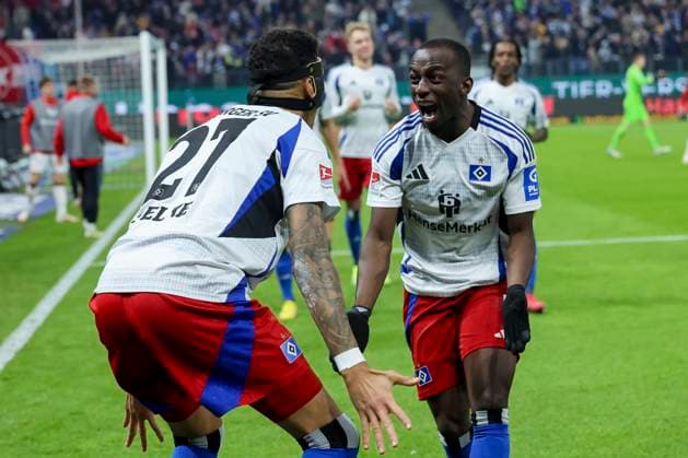 Davie Selke (Hamburger SV) und Jean-Luc Dompe (Hamburger SV) jubeln, 2. Bundesliga, Hamburger SV vs 1. FC Kaiserslautern, Volksparkstadion am 21. February 2025 in Hamburg, Deutschland. (Foto von Marco Steinbrenner DeFodi Images) Davie Selke (Hamburger SV) und Jean-Luc Dompe (Hamburger SV) cheer, 2. Bundesliga, Hamburger SV vs 1. FC Kaiserslautern, Volksparkstadion, February 21, 2025 in Hamburg, Germany. (Photo by Marco Steinbrenner DeFodi Images) DFB DFL REGULATIONS PROHIBIT ANY USE OF PHOTOGRAPHS AS IMAGE SEQUENCES AND OR QUASI-VIDEO.