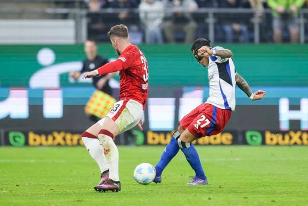Davie Selke (Hamburger SV) erzielt mit diesem Schuss vorbei an Jan Elvedi (1. FC Kaiserslautern) das Tor zum 2:0, 2. Bundesliga, Hamburger SV vs 1. FC Kaiserslautern, Volksparkstadion am 21. February 2025 in Hamburg, Deutschland. (Foto von Marco Steinbrenner DeFodi Images) Davie Selke (Hamburger SV) scores with this shot past Jan Elvedi (1. FC Kaiserslautern) to make it 2:0, 2. Bundesliga, Hamburger SV vs 1. FC Kaiserslautern, Volksparkstadion, February 21, 2025 in Hamburg, Germany. (Photo by Marco Steinbrenner DeFodi Images) DFB DFL REGULATIONS PROHIBIT ANY USE OF PHOTOGRAPHS AS IMAGE SEQUENCES AND OR QUASI-VIDEO.