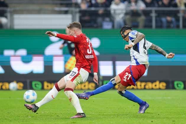 Davie Selke (Hamburger SV) erzielt mit diesem Schuss vorbei an Jan Elvedi (1. FC Kaiserslautern) das Tor zum 2:0, 2. Bundesliga, Hamburger SV vs 1. FC Kaiserslautern, Volksparkstadion am 21. February 2025 in Hamburg, Deutschland. (Foto von Marco Steinbrenner DeFodi Images) Davie Selke (Hamburger SV) scores with this shot past Jan Elvedi (1. FC Kaiserslautern) to make it 2:0, 2. Bundesliga, Hamburger SV vs 1. FC Kaiserslautern, Volksparkstadion, February 21, 2025 in Hamburg, Germany. (Photo by Marco Steinbrenner DeFodi Images) DFB DFL REGULATIONS PROHIBIT ANY USE OF PHOTOGRAPHS AS IMAGE SEQUENCES AND OR QUASI-VIDEO.