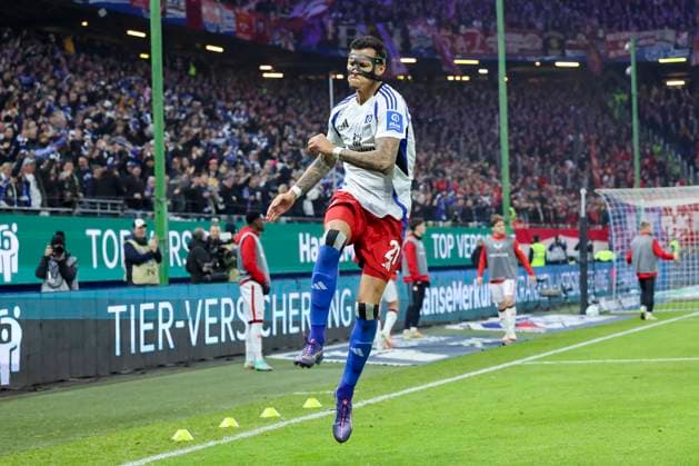 Davie Selke (Hamburger SV) bejubelt seinen Treffer zum 2:0, 2. Bundesliga, Hamburger SV vs 1. FC Kaiserslautern, Volksparkstadion am 21. February 2025 in Hamburg, Deutschland. (Foto von Marco Steinbrenner DeFodi Images) Davie Selke (Hamburger SV) celebrates after scoring his teams second goal, 2. Bundesliga, Hamburger SV vs 1. FC Kaiserslautern, Volksparkstadion, February 21, 2025 in Hamburg, Germany. (Photo by Marco Steinbrenner DeFodi Images) DFB DFL REGULATIONS PROHIBIT ANY USE OF PHOTOGRAPHS AS IMAGE SEQUENCES AND OR QUASI-VIDEO.