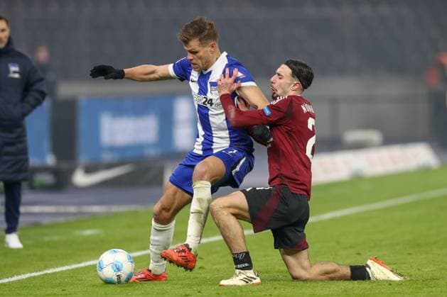 21.02.2025, xtgx, Fussball - 2.Bundesliga, Hertha BSC Berlin - 1.FC Nuernberg emspor, v.l. Florian Niederlechner (Hertha, 7), Berkay Yilmaz (Nuernberg, 21) Zweikampf, Duell, Kampf, tackle (DFL DFB REGULATIONS PROHIBIT ANY USE OF PHOTOGRAPHS as IMAGE SEQUENCES and or QUASI-VIDEO) Berlin