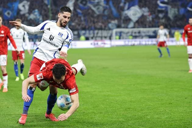GER,Hamburg, HSV , 2. Bundesliga , Fussball, DFB, Hamburger SV vs 1. FC Kaiserslautern , im Hamburger Volksparkstadion , 21.02.2025 , v.l. Ludovit Reis (Hamburger SV , 14 ) , Maximilian Bauer ( 1. FC Kaiserslautern , 5 ) DFL regulations prohibit any use of photographs as image sequences and or quasi-video.